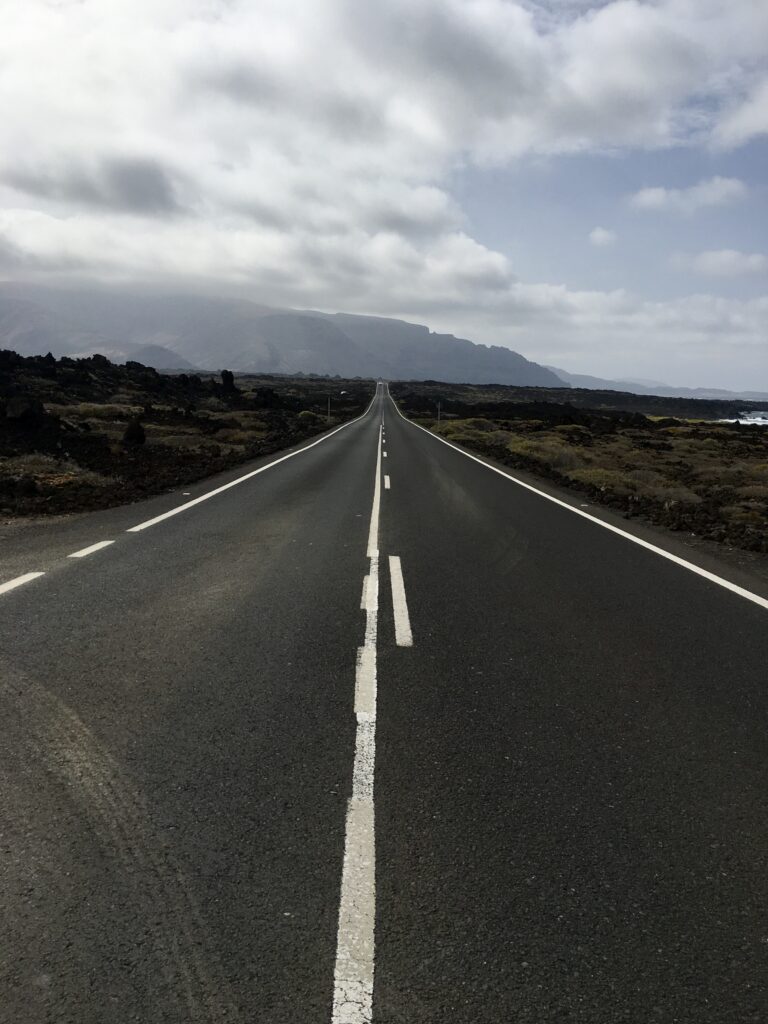Home Gerade Straße durch die Lavalandschaft auf Lanzarote