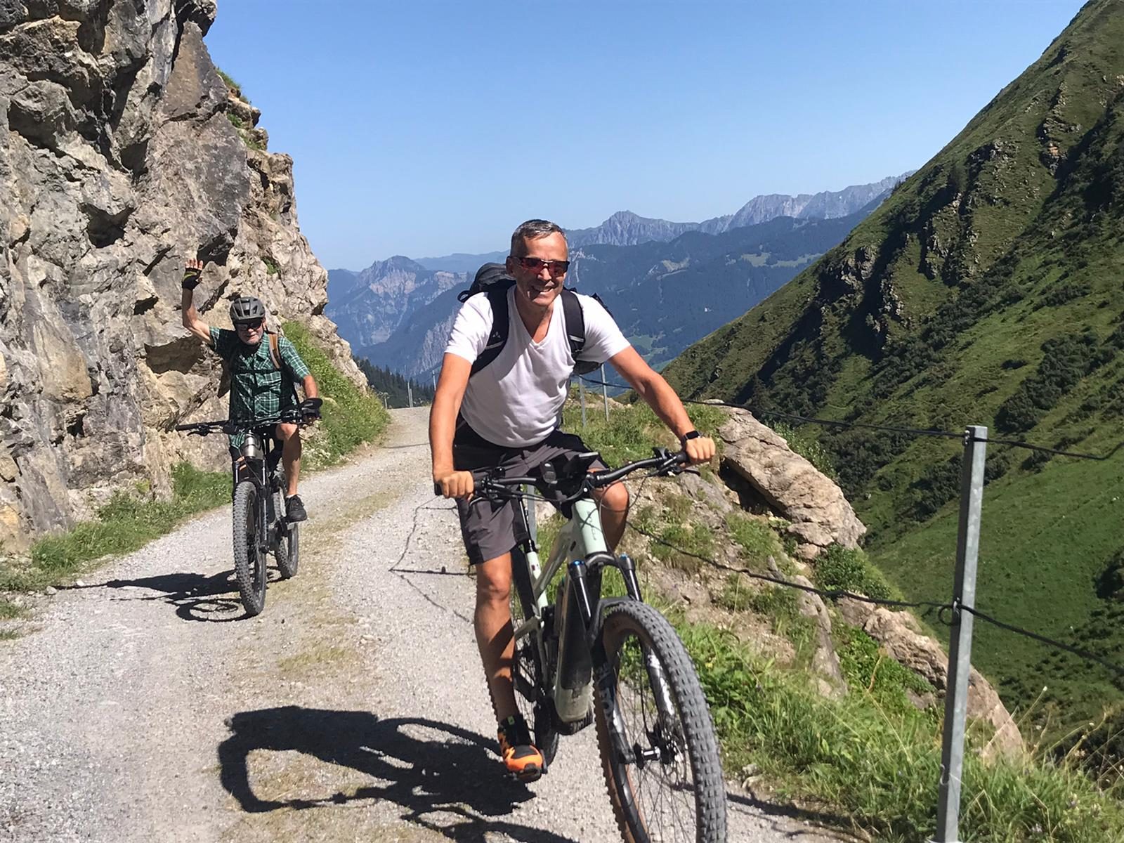 Andre auf dem E-MTB am Berghang