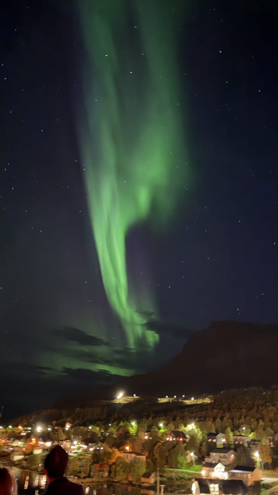 Home Nordlicht über einem Dorf