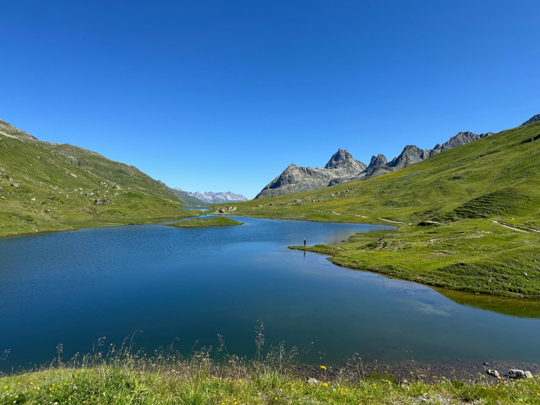 Home Bergsee mit Gipfeln im Sommer